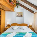 In With Sea View And Old Town Apartman