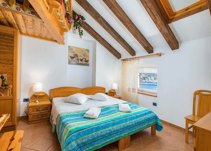 In With Sea View And Old Town * Cres